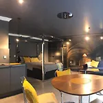 Lovely 1-bedroom With Patio/ Free Parking Lot *