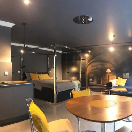Lovely 1-bedroom With Patio/ Free Parking Lot *